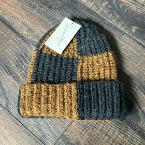 NWT Universal Thread Beanie